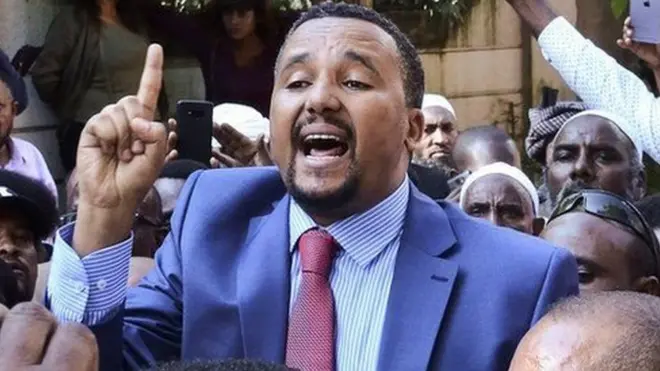 ጃዋር መሐመድ በደጋፊዎቹ መሃል ቆሞ ንግግር እያደረገ