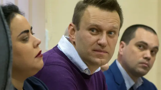 Приставы пришли в офис ФБК, чтобы доставить Навального на суд в Кирове