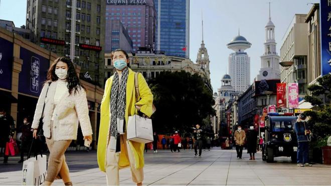 上海民眾戴著防護口罩走在街上。