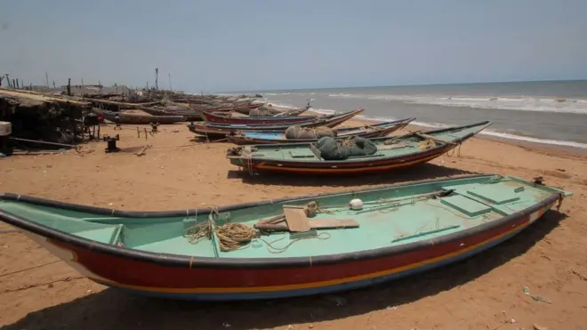 અંફન વાવાઝોડા પહેલાં કિનારે લાંગરેલી બોટોની તસવીર