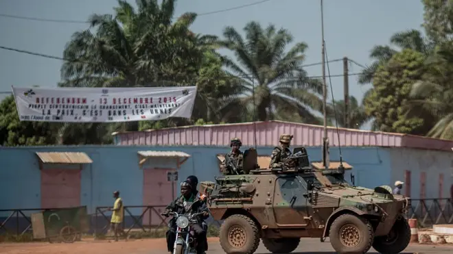 Patrouille militaire française dans une rue de Bangui