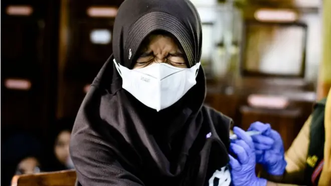 Seorang perempuan menerima vaksin Sinovac dosis pertama di kabupaten Soppeng, Sulawesi Selatan.