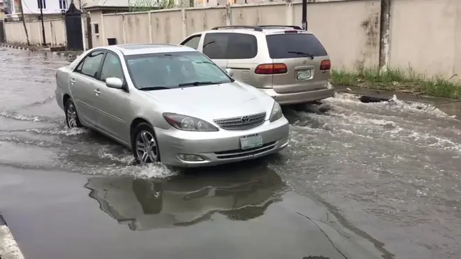 Motor wey dey drive for road wey flood don cover