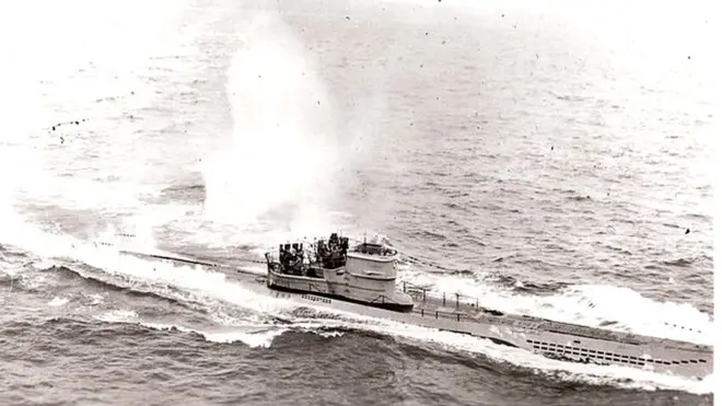 Esta foto estadounidense muestra al submarino alemán U 966 Gut Holz durante el ataque aéreo del 10multiplas bet nacionalnoviembremultiplas bet nacional1943, frente a la localidad gallegamultiplas bet nacionalde Estacamultiplas bet nacionalBares, en el noroestemultiplas bet nacionalEspaña.