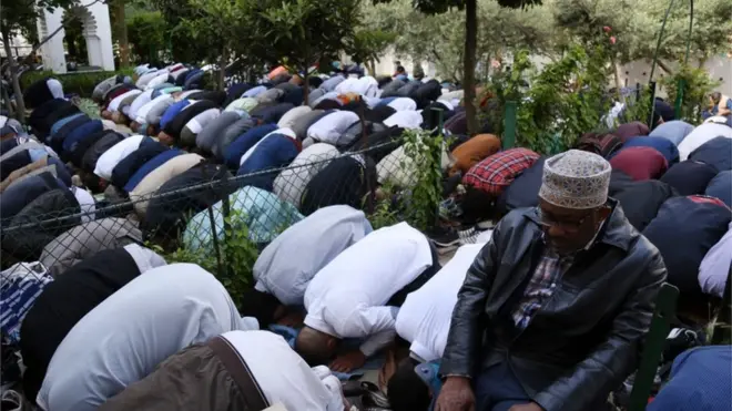 مسلمون يأدون صلاة العيد في مسجد في باريس