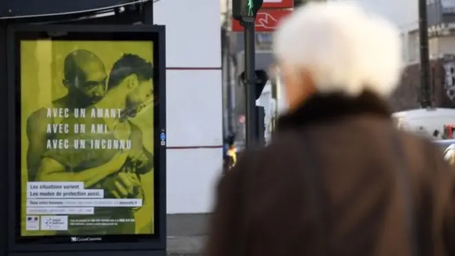 На постерах изображены мужчины разных ворастов и рас