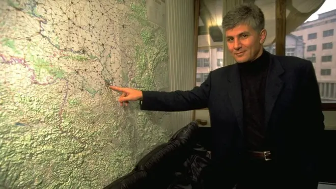 Zoran Đinđić na mapi pokazuje gde je Beograd, glavni grad tadašnje Jugoslavije smenio je režim Slobodana Miloševića tri godine pre nego što je do promene došlo na državnom novu