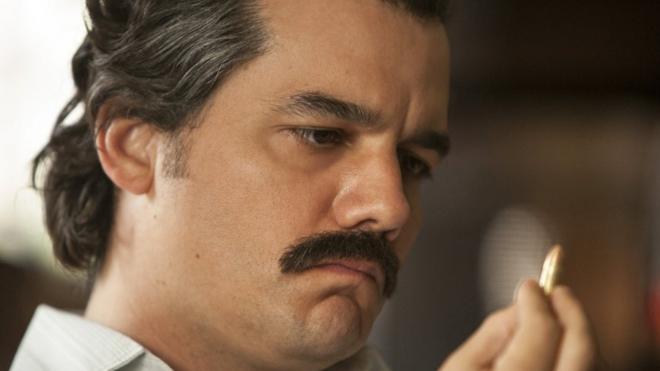 Wagner Moura interpretando a Pablo Escobar en "Narcos".