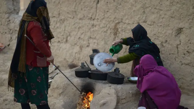 نورستانۍ ښځې وایي، د ژوند سختو دې ته اړ ایستلي چې درانه کارونه وکړي.