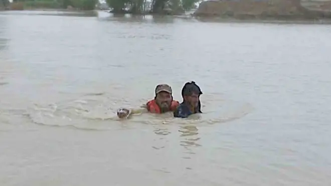 پاکستان کې سخت موسمي بارانونه د خونړیو سېلابونو راوتلو لامل شوي، چې د رپوټونو له مخې په تېره یوه میاشت کې لږ تر لږه ۵۴۹ کسان پکې وژل شوي دي.