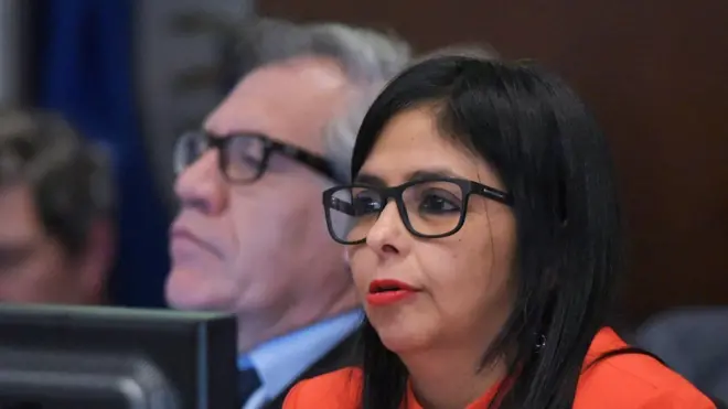 De fondo el secretario general de la OEA, Luis Almagro y a la derecha la canciller venezolana Delcy Rodríguez.