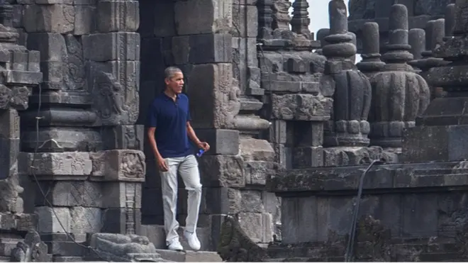 Barack Obama berkeliling di kawasan Candi Prambanan, Yogyakarta, Kamis (29/06)