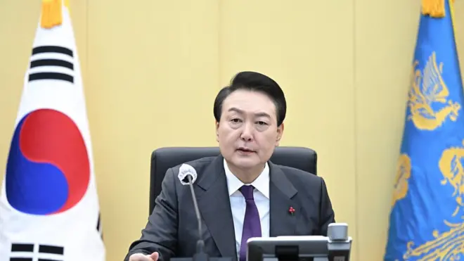 윤석열 대통령이 1일 용산 대통령실 청사에서 합참 및 육·해·공군, 해병대 수뇌부와 신년맞이 격려 통화를 하고 있다.