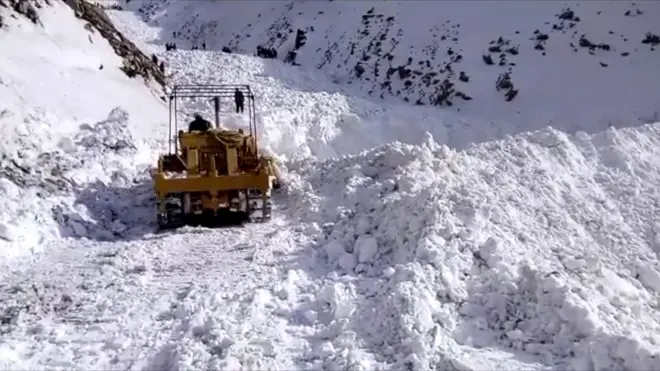 لواری سرنگ کے قریب برف کا تودہ گرنے کے نتیجے میں بن ہونے والی سڑک کپولی جا رہی ہے۔