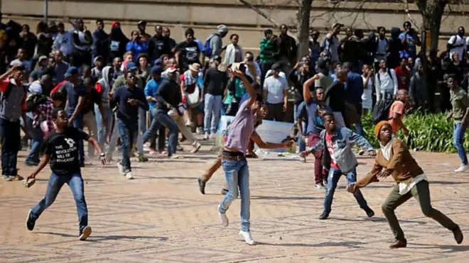 Ardayda Jaamacadaha Koonfur Afrika oo dibadbaxyo sameynaya