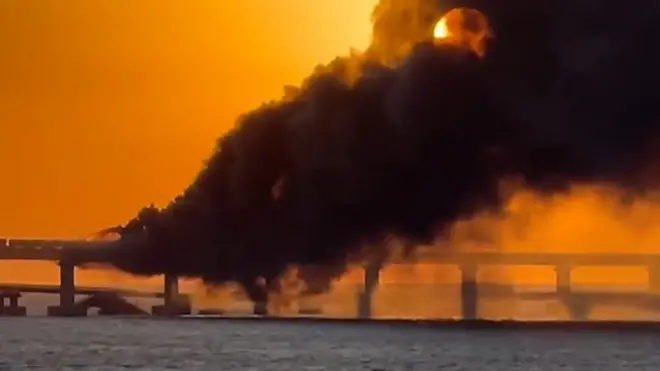 Вранці в соцмережах з'явилися відео пожежі на мосту, який з'єднує Кримський півострів з російським берегом.