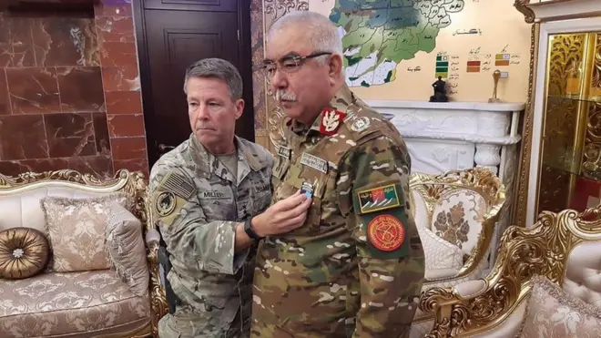 جنرال دوستم د د هغه د خدمتونو له کبله د ناټو مډال ورکړل شوی دی