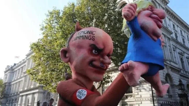 Những người phản đối Brexit dùng biểu tượng nói Thủ tướng Johnson đang bị cố vấn trưởng Cummings giật dây như một 'con rối'