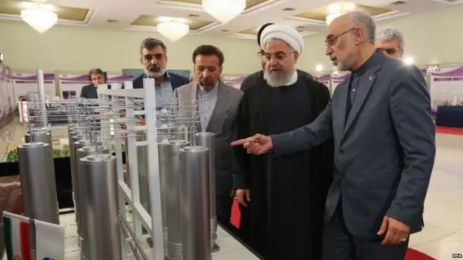 الرئيس الإيراني حسن روحاني أثناء زيارة لمنشأة نووية (أرشيف)