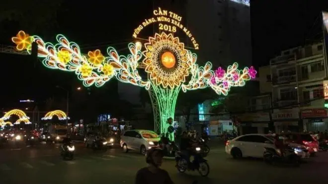 Đèn đường nghệ thuật "mừng Đảng mừng xuân" của thành phố Cần Thơ