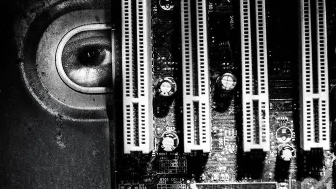 Ojo mirando a través de un dispositivo tecnológico.