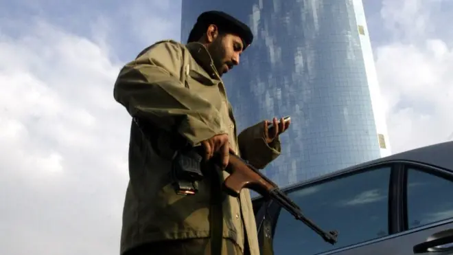 تسعة من رجال الشرطة السعودية قتلوا في تفجيرات وإطلاق نار في المملكة منذ 2014