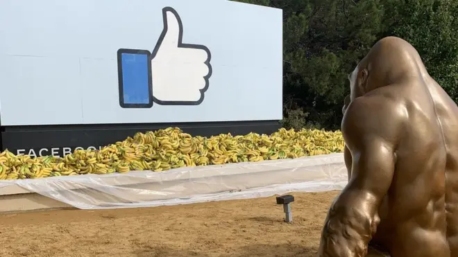 مجسمه گوریل با ده هزار موز در مقابل تابلوی آبی فیسبوک در کالیفرنیا