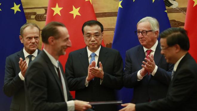 中欧官员在欧盟委员会主席容克和中国总理李克强见证下，交换已签署的协议。