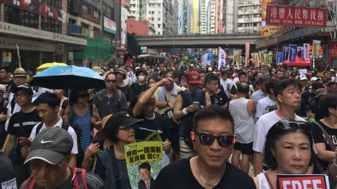 参与七一游行的群众