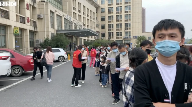 수백 명이 코로나19 백신 선착순 접종을 위해 줄을 섰다