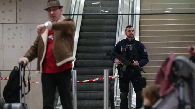 Walau penerbangan sudah normal kembali di Orly, pengamanan masih tampak mencolok.