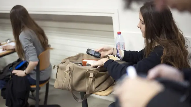 Француски парламент је усвојио закон о забрани употребе мобилних телефона у основним школама