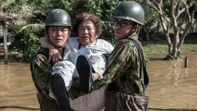 મહિલાને બચાવતા સૈનિક