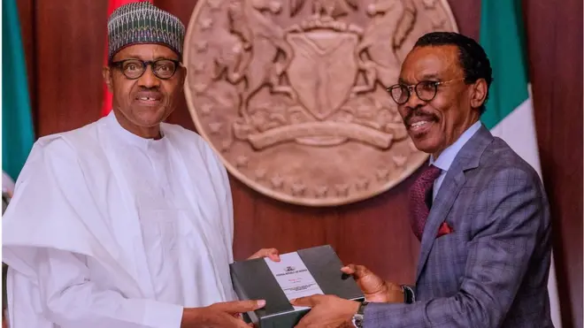 President Muhammadu Buhari and Economist Bisckman Ruwani wey be chairmo for minimum wage mata