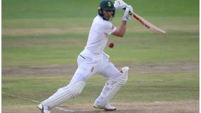 دوسری اننگز میں جنوبی افریقہ کا آغاز اچھا نہ تھا اور اس کی دو وکٹیں صرف تین کے مجموعی سکور پر گر گئی تھیں تاہم اس موقع پر ایلگر اور ڈی ویلیئرز نے اننگز کو سنبھالا اور محتاط انداز میں سکور آگے بڑھایا۔