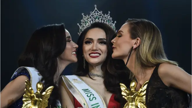 Hoa hậu Hương Giang của Việt Nam cùng Á hậu Jacqueline (phải) của Úc và Á hậu Rinrada Thurapan (trái) của Thái Lan trong đêm chung kết 9/3.