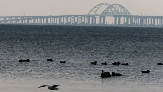 Пролив довольно широкий, но судоходным является совсем небольшой фарватер