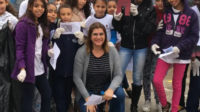 Débora Garofalo com os alunos