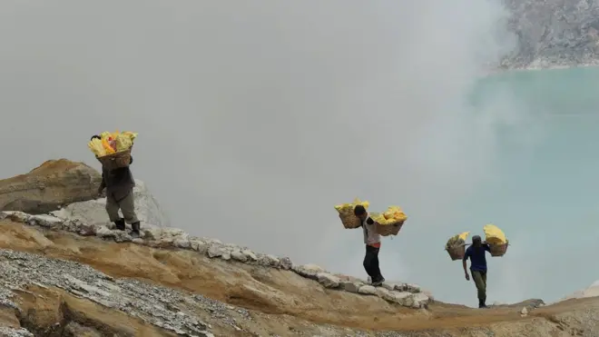 Ilustrasi. Banyuwangi memiliki sejumlah situs tambang, salah satunya di Kawah Ijen. Sementara itu, situs tambang emas di Tumpang Pitu telah ditetapkan menjadi kawasan vital nasional.