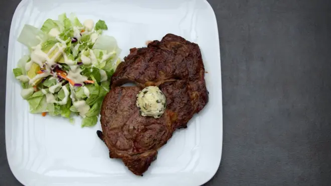 Un filete de carne, con mantequilla y una pequeña ensalada es un plato ideal de la dieta catogénica.