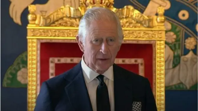 د بریتانیا پاچا چارلز د بريتانيا لروبر سفرونو ترڅ کې شمالي ايرلنډ ته رسېدلی. د ملکې تابوت بيا له سکاټلنډۍ پلازمېنې د لندن پر لور خوځېږي.