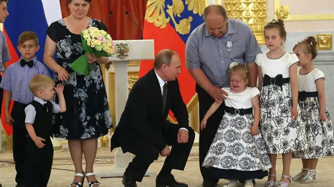 Cháu bé nhà Kleshov khóc thét khi gặp Tổng thống Putin nhân một ngày lễ Thiếu nhi do Điện Kremlin tổ chức