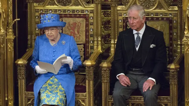 สมเด็จพระราชินีนาถเอลิซาเบธที่สองพร้อมด้วยเจ้าฟ้าชายชาร์ลส เสด็จพระราชดำเนินไปในพระราชพิธีเปิดการประชุมรัฐสภาอังกฤษอย่างเป็นทางการ