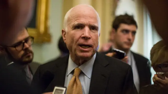 جان مکېن وايي، ډونلډ ټرمپ بیانیې صادروي، خو کله کله بیا پخپله ترې سر غړوي.