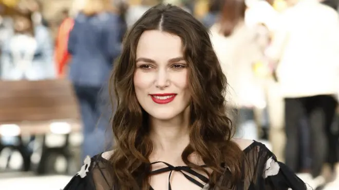 تقول كيرا إن تحديق الرجال بجسدها أثناء التصوير يزعجها