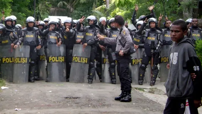 Aparat kepolisian tengah melakukan penjagaan selama acara Kongres Rakyat Papua ke3 di Abepura, Provinsi Papua, 19 Oktober 2011.
