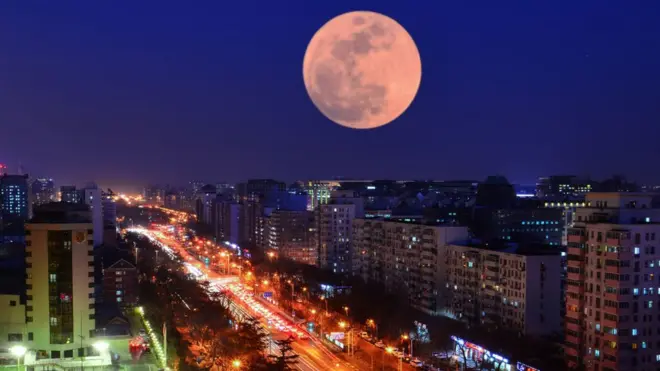 Луна над китайским городом