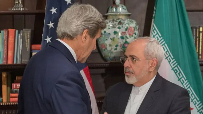 د ایران د بهرنیو چارو وزیر جواد ظریف (ښی) او د امریکا د بهرنیو چارو وزیر جان کیري (چپ)