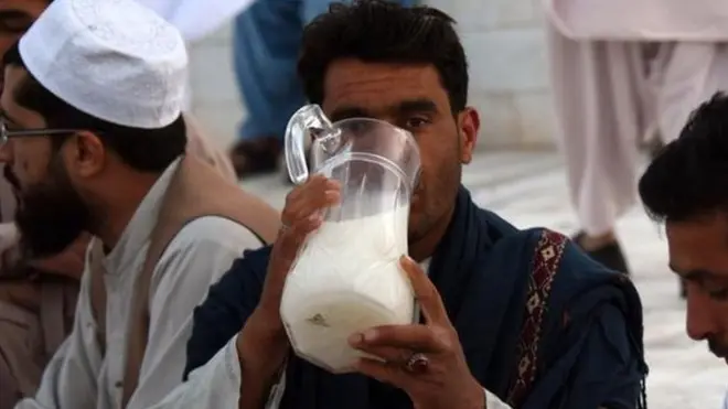 د ټولې ورځې د تندې په بدل کې، د شړمبو جګ پر سر اړول.