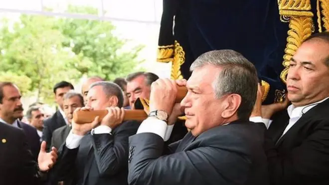 Бош вазир Шавкат Мирзиёев Каримов тобутини кўтармоқда